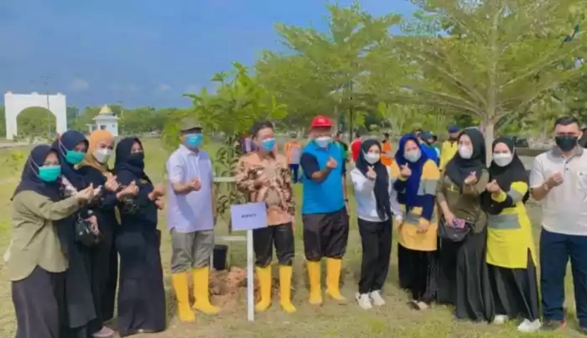 Ciptakan Lingkungan Bersih, Bupati Rohil Tanam Pohon Buah