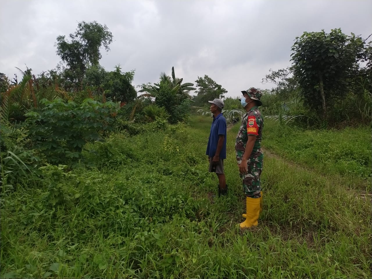 Personel TNI Koramil 12 Batang Tuaka dan Warga Patroli Karhutla