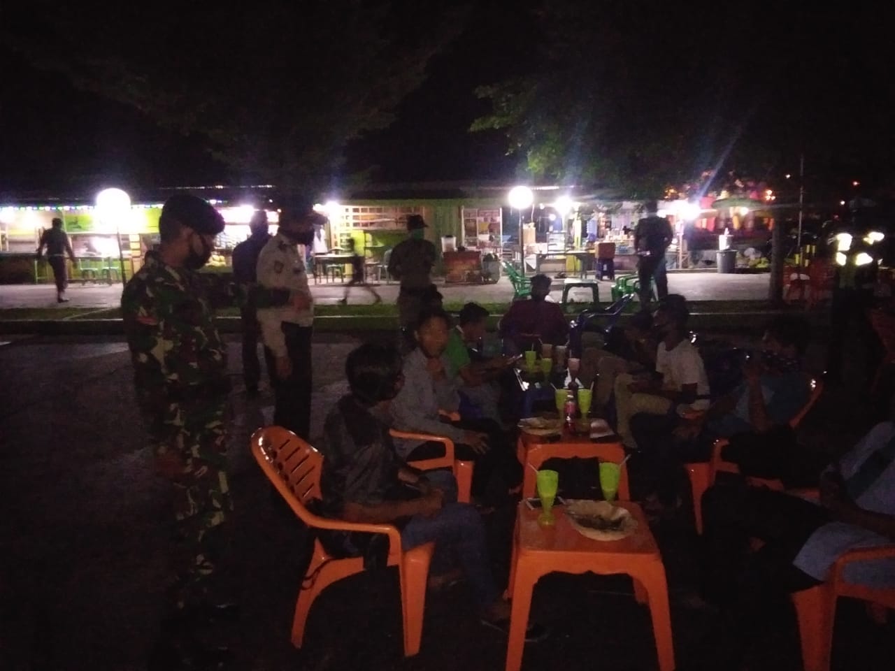 Aparat Gabungan di Kab. Siak Terus Melakukan Imbauan Gunakan Masker dan Jaga Jarak Aparat Gabungan di Kab. Siak Terus Melakukan Imbauan Gunakan Masker dan Jaga Jarak