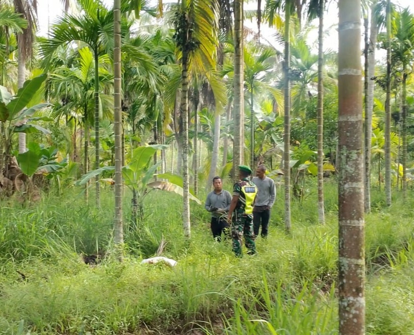 Babinsa Koramil 07/Reteh Laksanakan Patroli dan Sosialisasi Karlahut