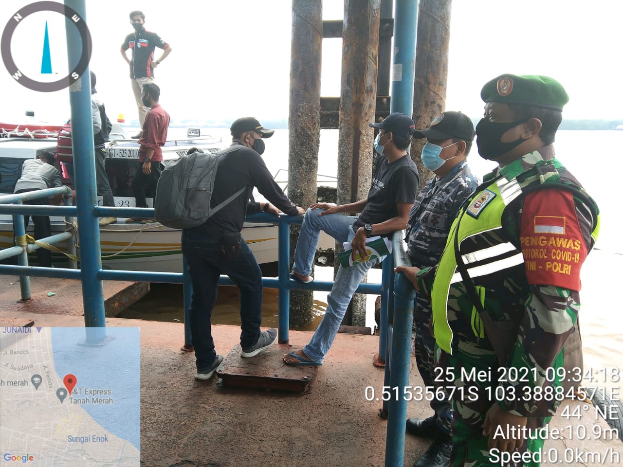 Rutin Babinsa Koramil 02/Tanah Merah Lakukan Penegakan Protokol Kesehatan