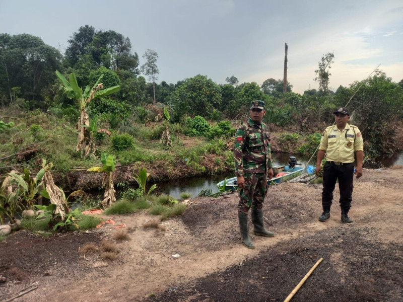 Babinsa 05/Gas Pratu Sandi Wahyudi Gencar Patroli Karlahut Dengan Masyarakat Setempat