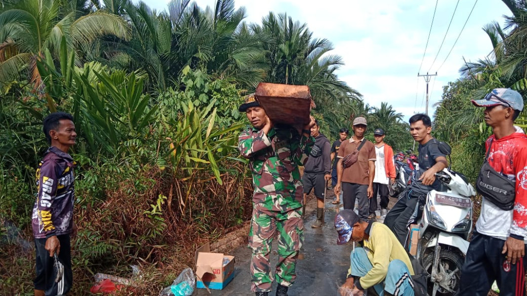 Bersama warga, Babinsa Koramil 05 GAS Goro Perbaikan Jalan Desa