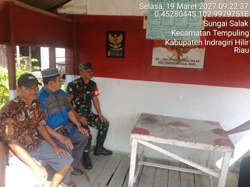 Sambangi Pos Kamling, Babinsa Koramil 03/Tpl Motivasi Warga Pentingnya