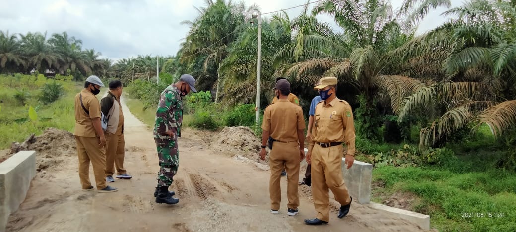 Babinsa Dampingi Kades Keritang Hulu Cek Pembangunan Box Cover
