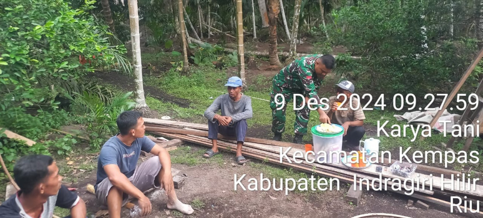 Kebersamaan Babinsa Koramil 03/Tpl di Sela Gotong Royong Bantu Bangun Rumah Warga Kurang Mampu