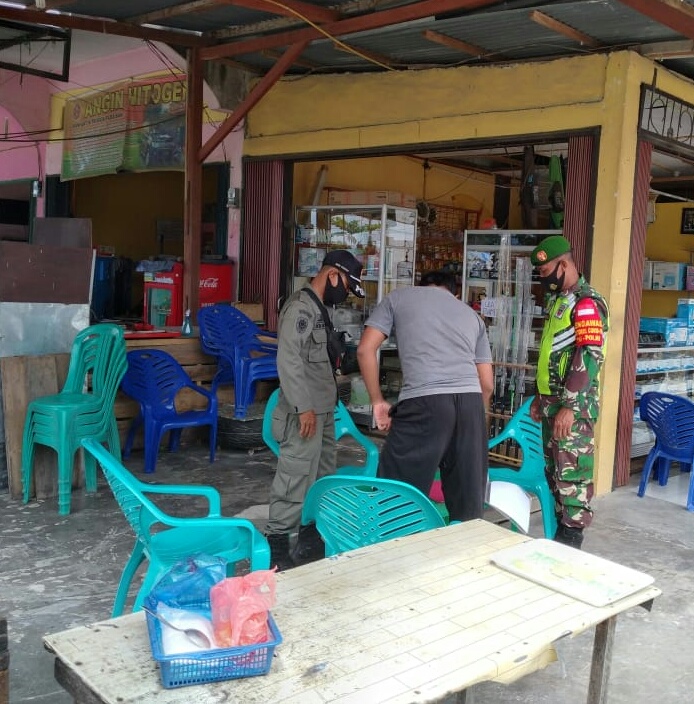 Babinsa Kampung Dayun Koramil 03/Siak Laksanakan PDMPK di Pasar Tradisional