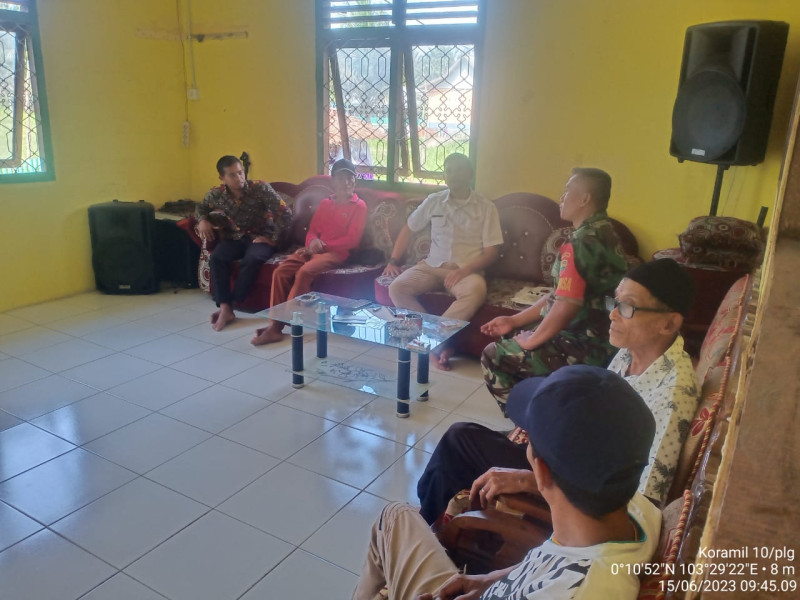Bersama Kepala Desa, Koramil 10/Pelangiran Ciptakan Kedekatan Dengan Komponen Wilayah Binaan