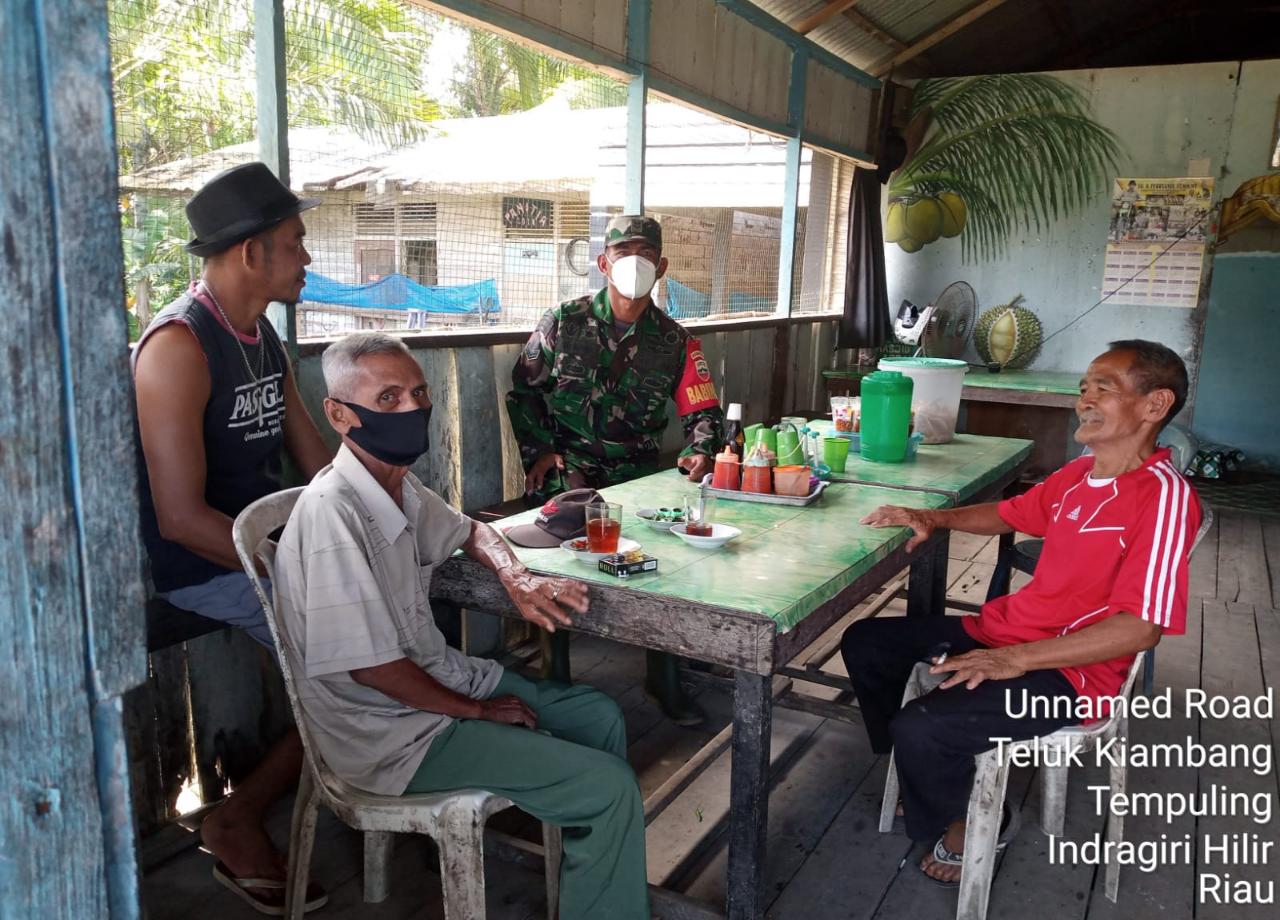 Melalui Komsos Babinsa Koramil 03/Tempuling Ajak Warga Sukseskan Vaksinasi dan Tetap Patuhi Prokes