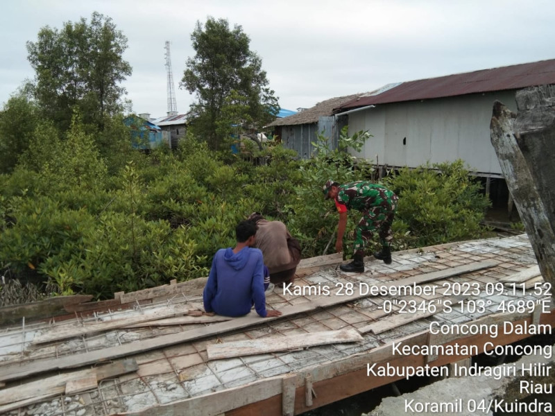 Giat Goro, Babinsa Koramil 04/Kuindra Serda Boby Arisandi  Bantu Masyarakat Untuk Semenisasi Jalan Yang Rusak di Desa Concong Dalam