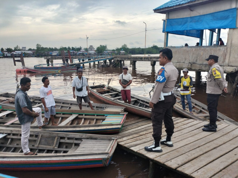 Personil Polsek Gaung Gelar Komsos Pantau Pelabuhan Penyebrangan Sepeda Motor