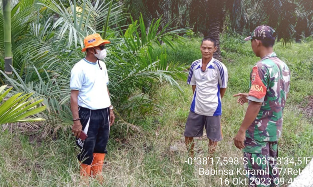 Turun Ke Wilayah, Babinsa Koramil 07/Reteh Terus Telusuri Lahan dan Hutan Warga