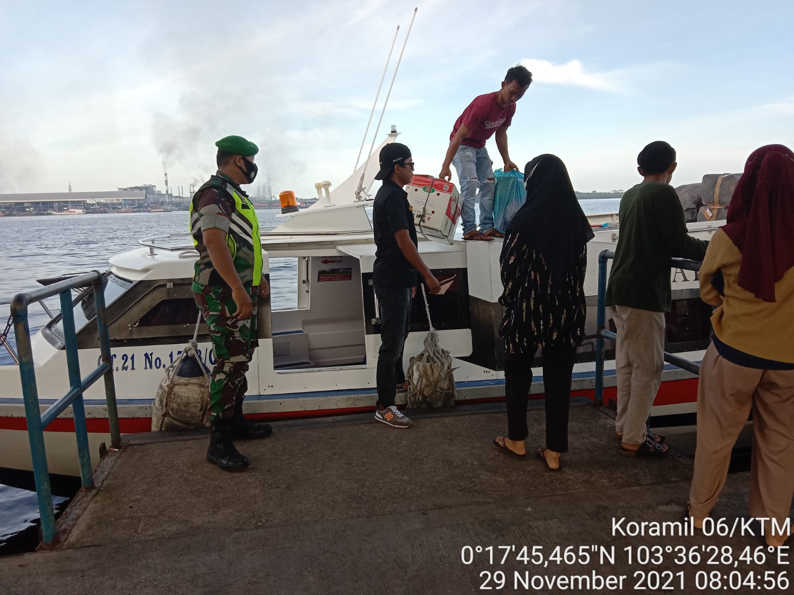 Babinsa Koramil 06/Kateman Praka Riski Pantau Masyarakat di Pelabuhan HK