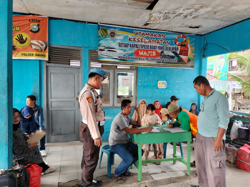 Personil Polsek Gaung Aiptu Dolar Pasaribu S.H Berikan Himbauan Kepada Agen Speed Boot Agar Tidak Melebihi Kapasitas Penumpang Dan Utamakan Keselamatan