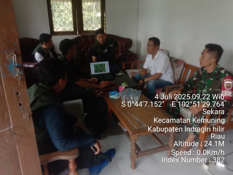 Babinsa Koramil 09/Kemuning Laksanakan Komsos Bersama Perangkat Desa Sekara Secara Rutin