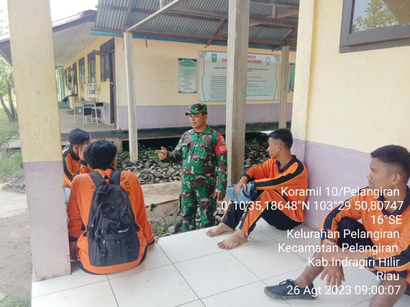 Bersama Pelajar SMA Negeri 1 Pelangiran, Babinsa Koramil 10/Pelangiran Sosialisasikan Salam Pancasila Ke Generasi Muda