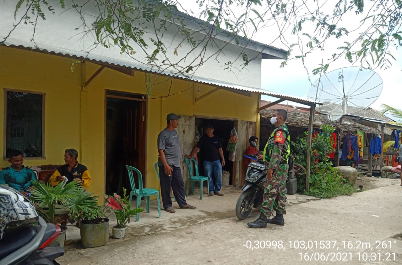 Babinsa Serda ASidik Gencar Himbau dan Ingatkan Warga Batang Tuaka Agar Taati Prokes
