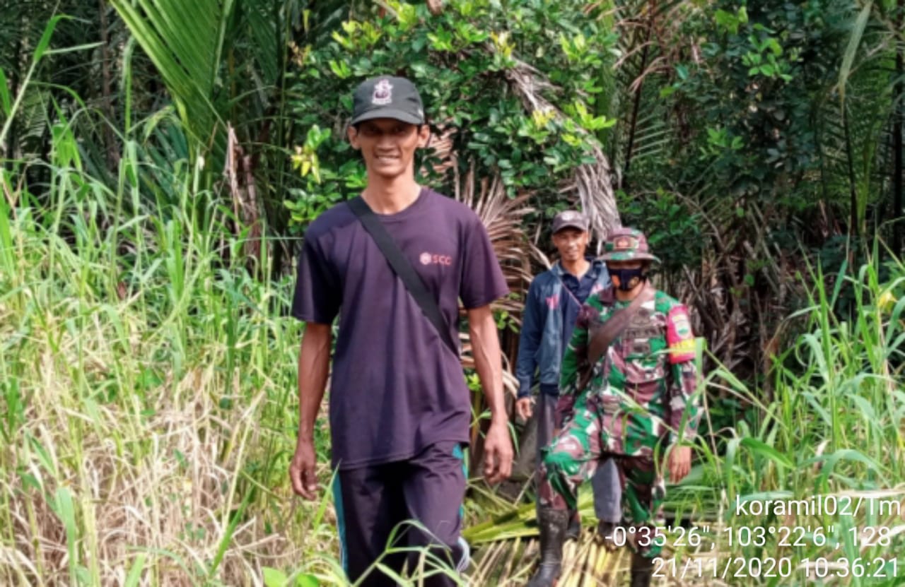 Babinsa Koramil 02/Tanah Merah Lakukan Patroli dan Sosialisasi Karhutla di Selat Nama