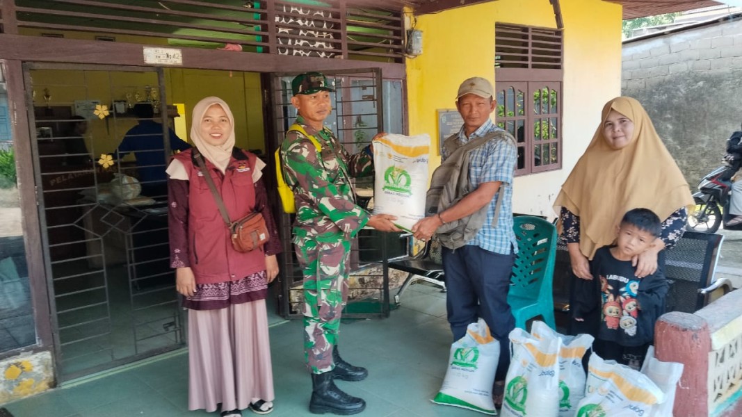 Babinsa Serda Denny Susanto Hadir dalam Pembagian Cadangan Pangan Pemerintah di Kelurahan Tanjung Pidada