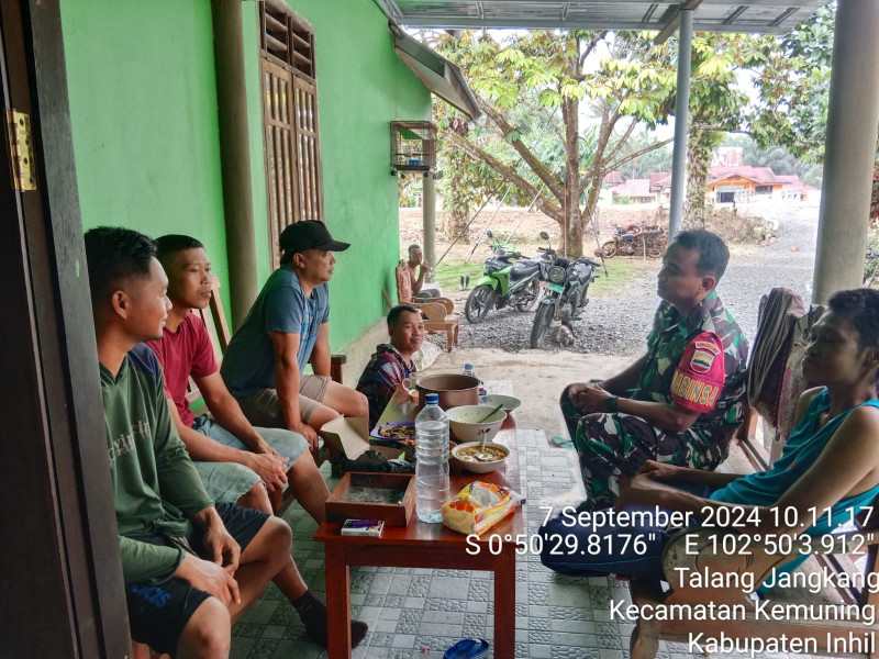 Dengan Komsos, Babinsa Koramil 09/Kmg Himbau Masyarakat Saat Pilkada Agar Lebih Tertib dan Damai