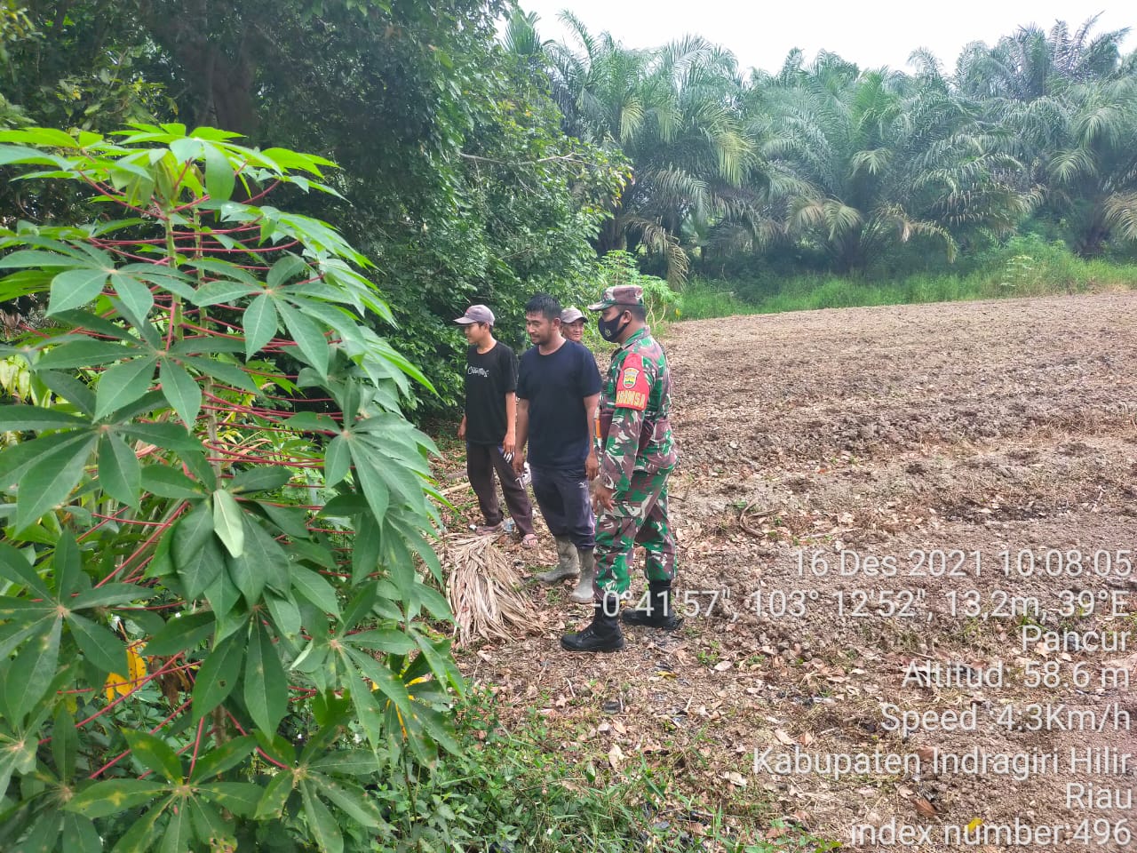 Babinsa Koramil 09/Kemuning Rutin Lakukan Patroli Karhutla di Desa Pancur