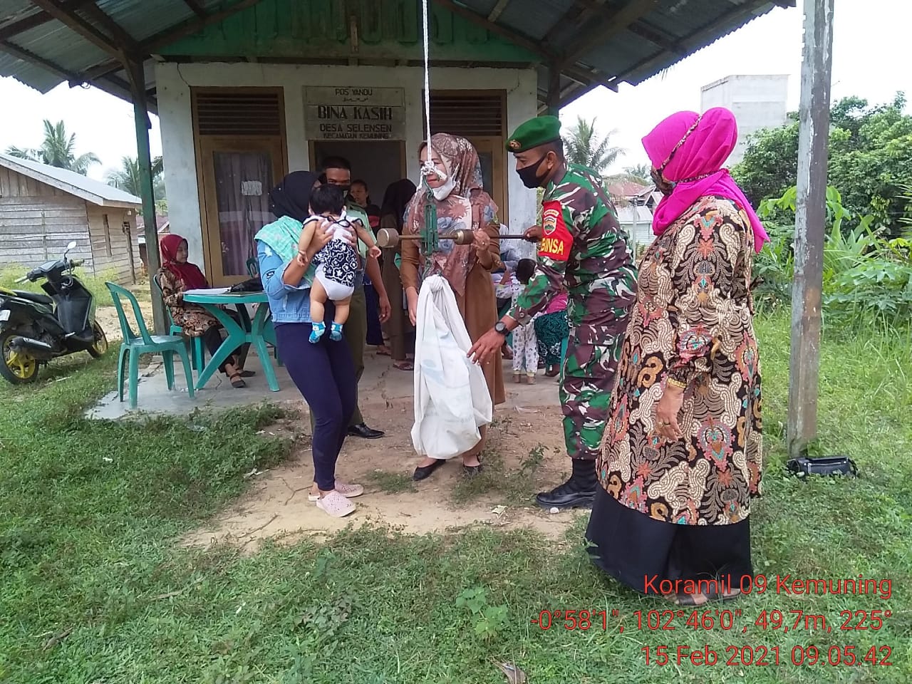 Peduli Kesehatan Ibu dan Anak, Personil Koramil 09/Kemuning Lakukan Pendampingan Posyandu