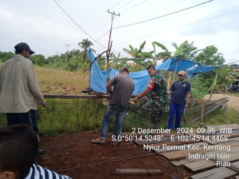 Giat Goro, Babinsa Koramil 09/Kemuning Ajak Masyarakat Untuk Bersihkan Tumpukan Sampah di Selokan