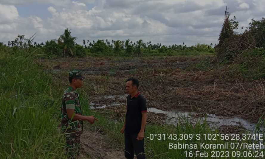 Sosialisasi Karlahut Bersama Babinsa Koramil 07/Reteh di Wilayah Binaan