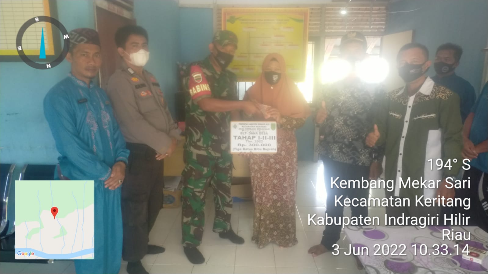 Pembagian BLT Untuk Warga di Desa Kembang Mekar Sari Oleh Danramil 09/Kemuning