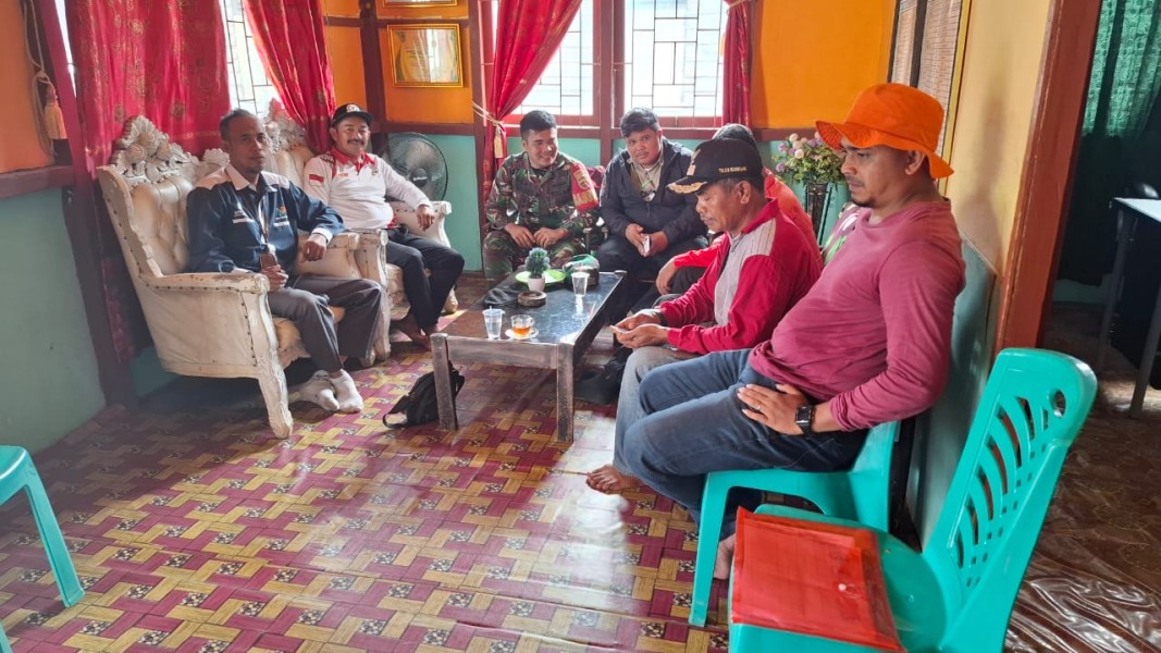 Babinsa Serda JG Hutauruk Jalin Komsos dengan Warga dan Aparatur Desa Teluk Kiambang, Wujudkan Sinergitas dan Kerja Sama
