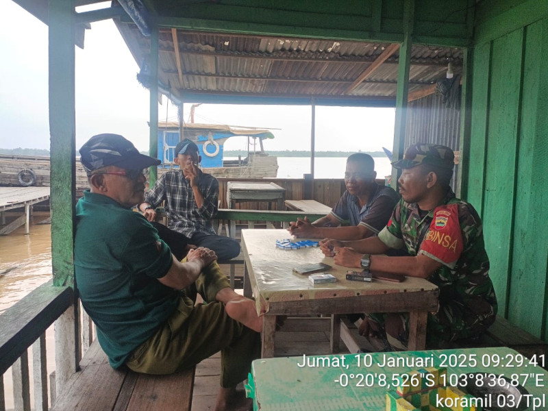 Babinsa Koramil 03/Tpl Gelar Komsos Pantau Pelabuhan