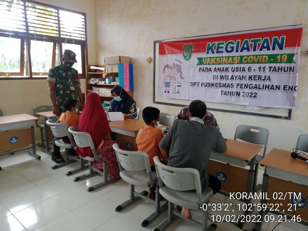 Babinsa Koramil 02/Tanah Merah Dampingi Vaksinasi di SDN 019 Desa Suhada