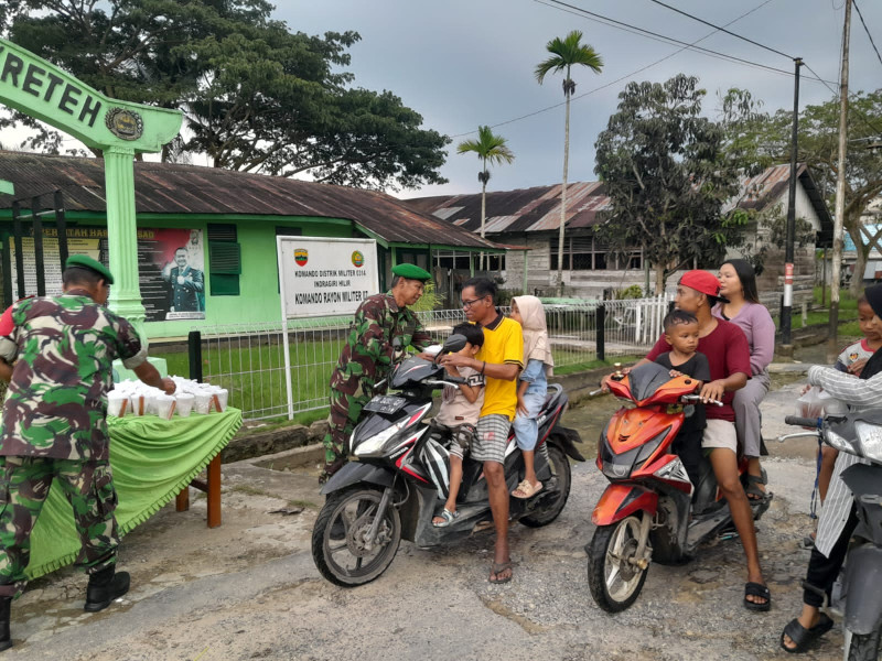 Berkah Ramadhan, Babinsa Koramil 07/Reteh Berbagi Takjil Kepada Masyarakat Secara Serentak