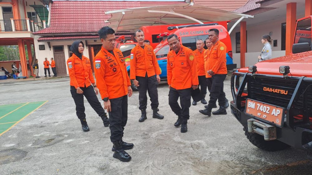 Kabasarnas Cek Peralatan Kantor Basarnas Pekanbaru