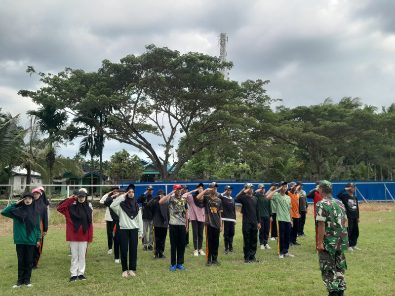 Dalam Memperingati HUT RI Ke 78 Nantinya, Babinsa Koramil 07/Reteh Dampingi Langsung Untuk Latihan Para Pasukan Paskibra