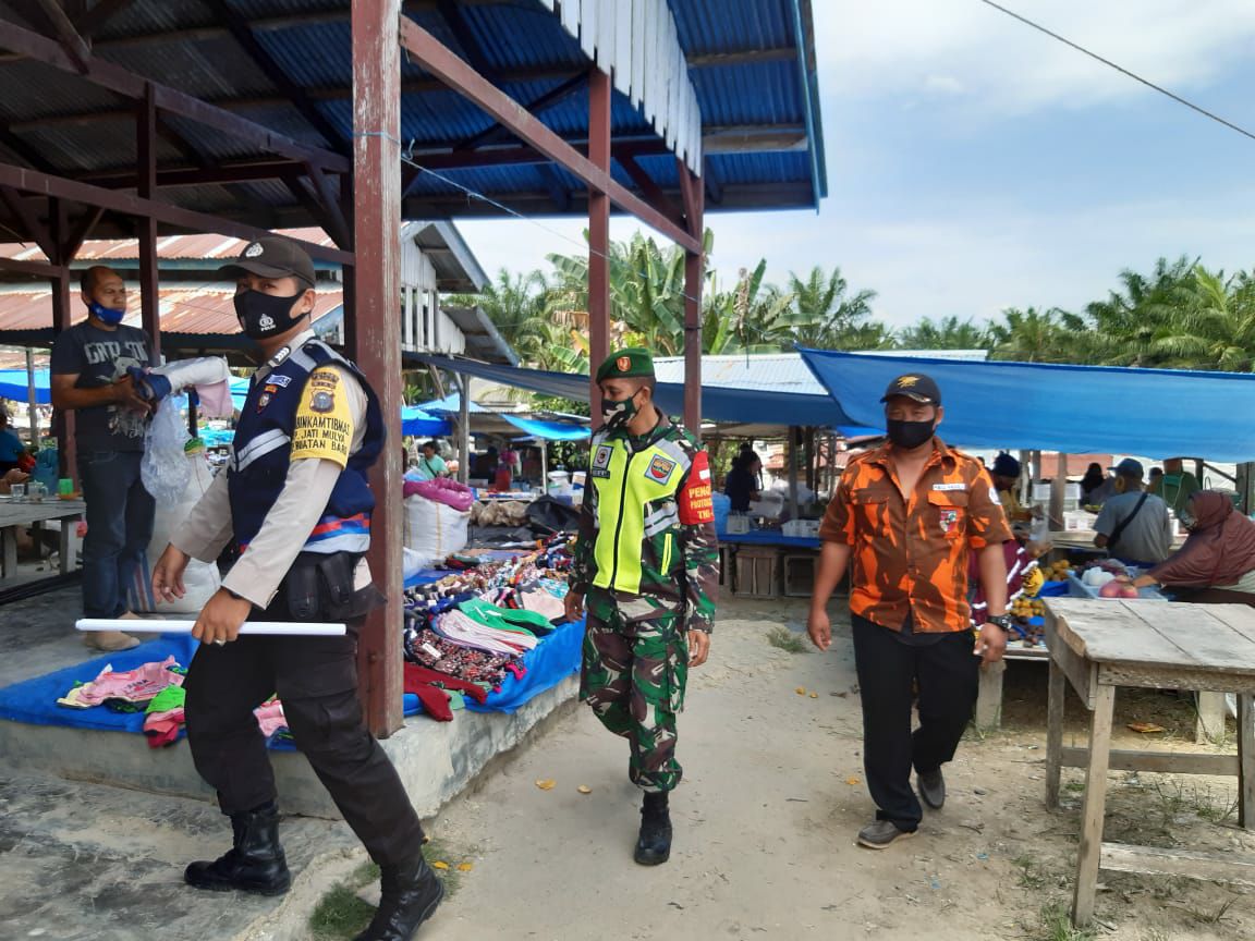 Babinsa Bersama Bhabinkamtibmas Dan Anggota PP Laksanakan Patroli keliling Pasar