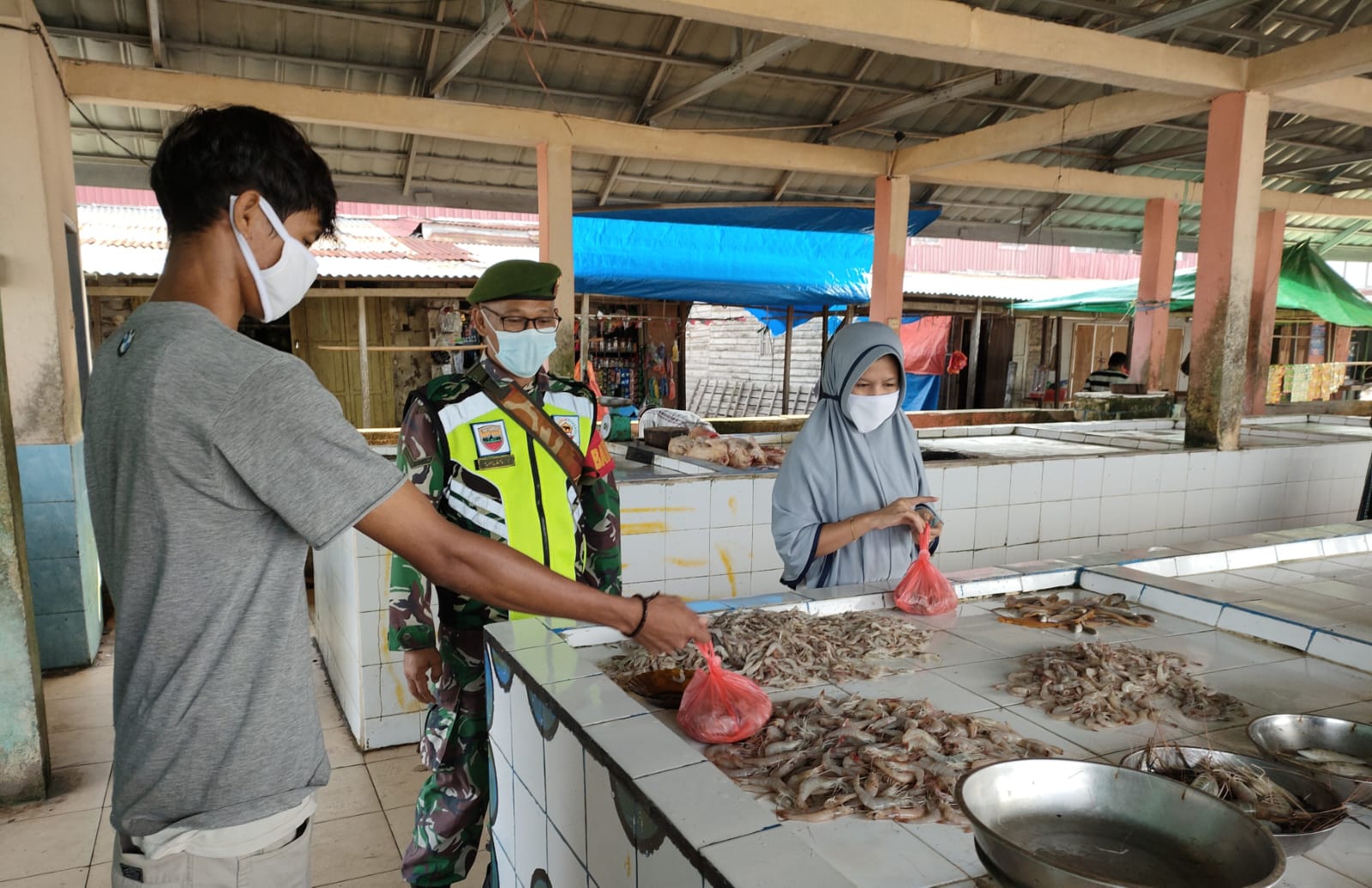 Koramil 04/Kuindra Serda Iclas Manalu Terapkan Disiplin Protokol Kesehatan di Beberapa Tempat Umum
