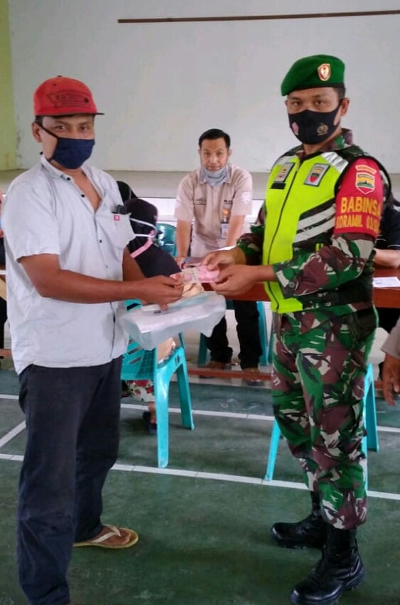 Babinsa Koramil 03/Siak Kodim 0303/Bengkalis Kawal Penyaluran Dana BLT