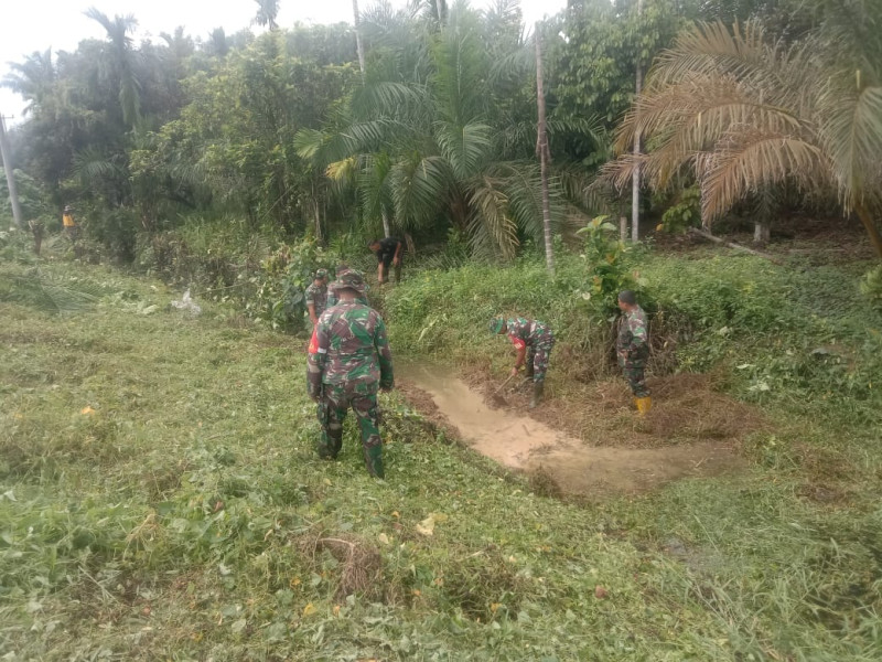 Bersihkan Saluran Air, Babinsa Koramil 09/Kemuning Giat Karya Bakti TNI Peduli Banjir Di Binaan