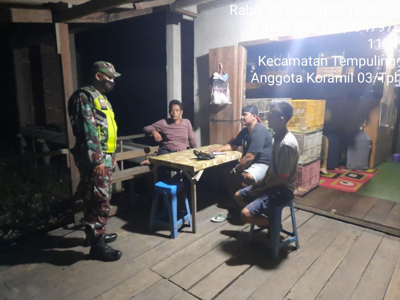 Sambil Patroli Keliling Desa, Babinsa Koramil 03/Tempuling Komsos Dengan Tokoh Pemuda