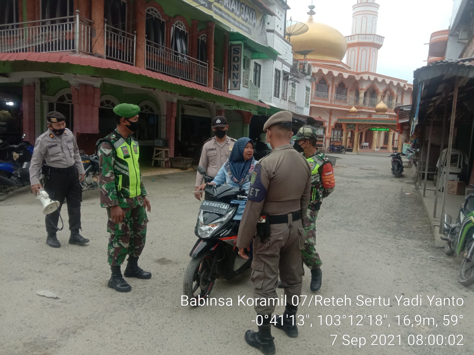 Pengendara Roda Dua Jadi Sasaran, Koramil 07/Reteh dan Satgas Laksanakan Penegakan Protkes