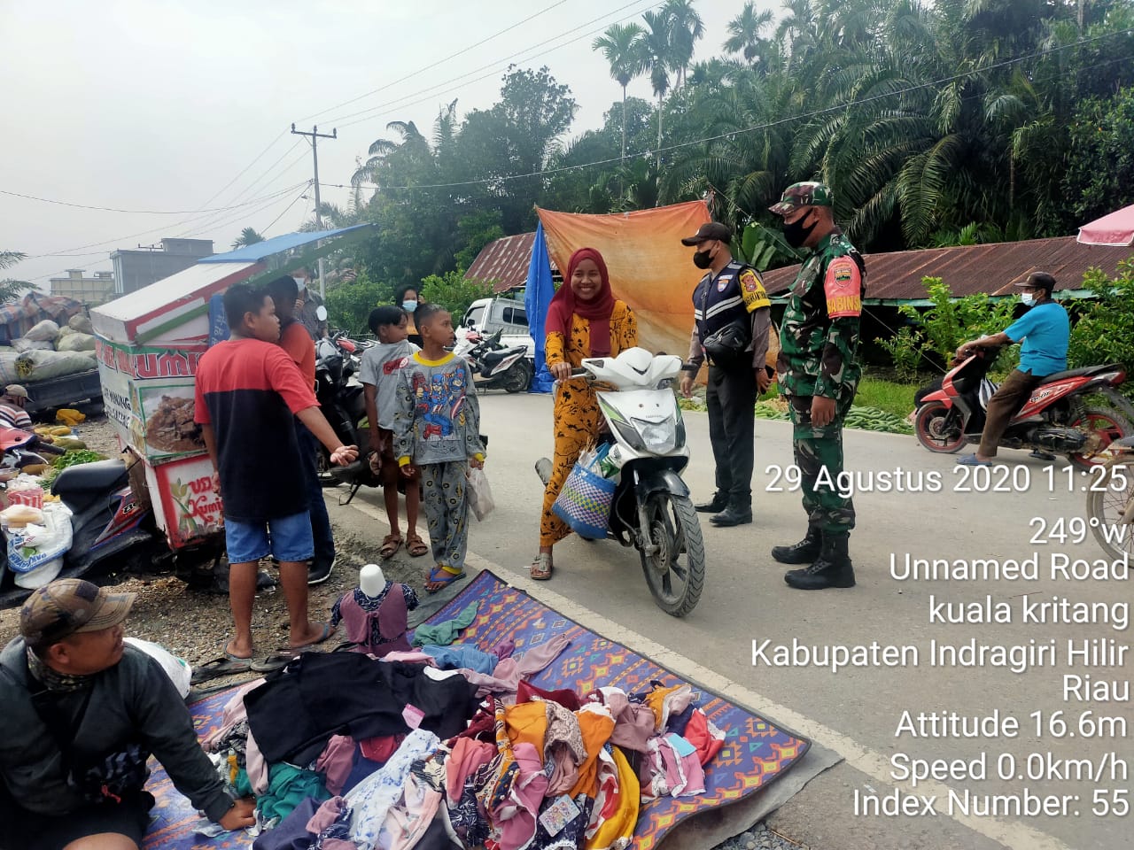 Kompak, Babinsa dan Bhabinkamtibmas Lakukan Penegakan Protkes di Pasar Kuala Keritang