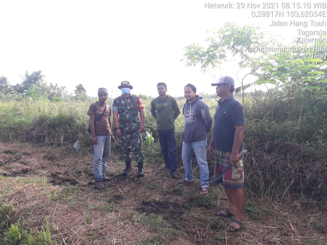 Babinsa Serda Edil Zalukhu Laksanakan Patroli Kebakaran Lahan di Wilayah Kateman