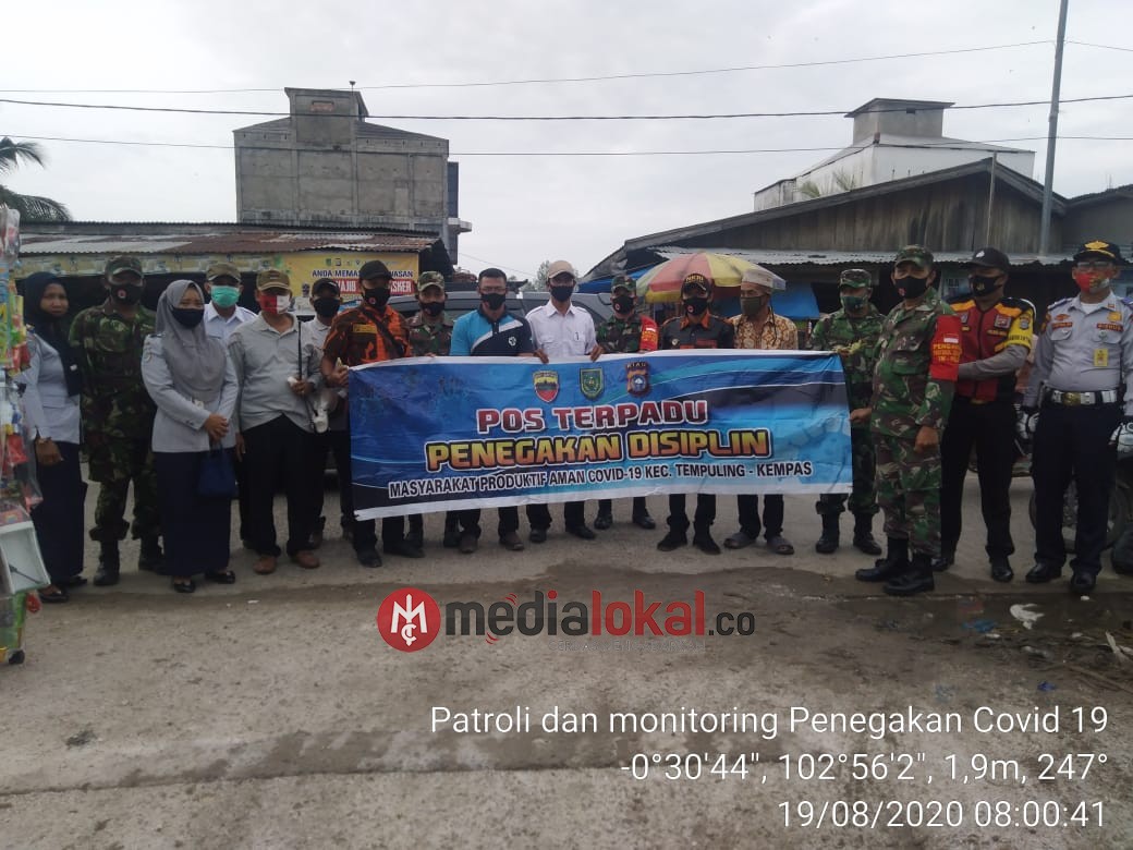 Cegah Penyebaran Covid-19, Anggota Koramil 03/Tempuling Monitoring di Pasar Sungai Gantang