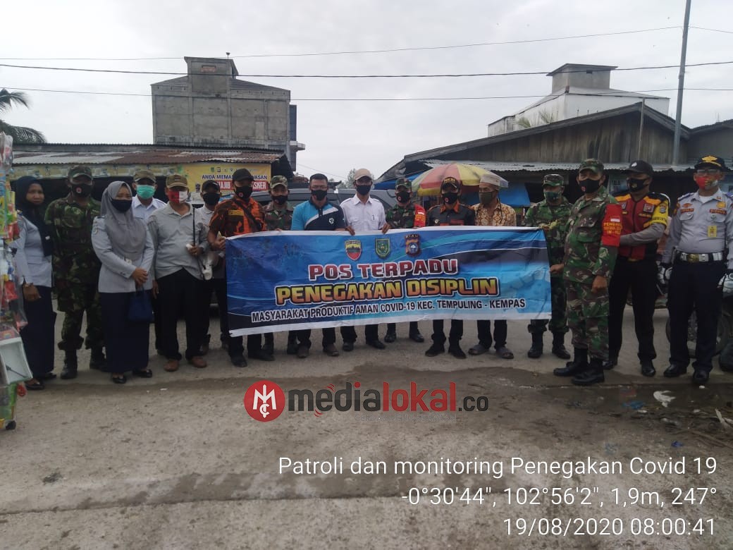 Cegah Penyebaran Covid-19, Anggota Koramil 03/Tempuling Monitoring di Pasar Sungai Gantang