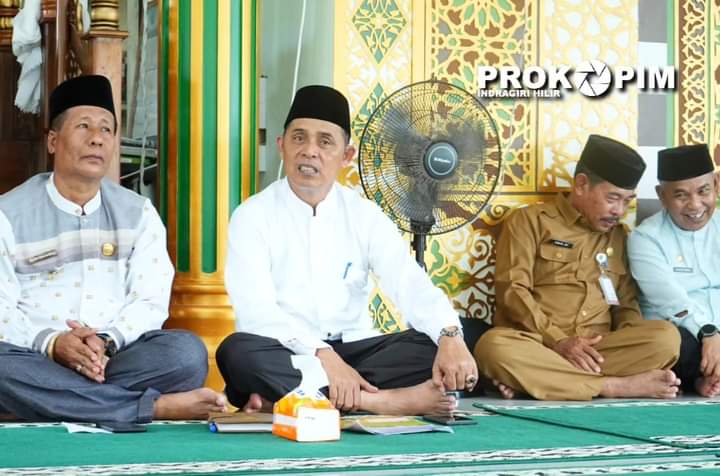 Pj Bupati Herman Serahkan Bantuan Pembangunan Infrastruktur Total Rp 270 juta Untuk Desa Jerambang.