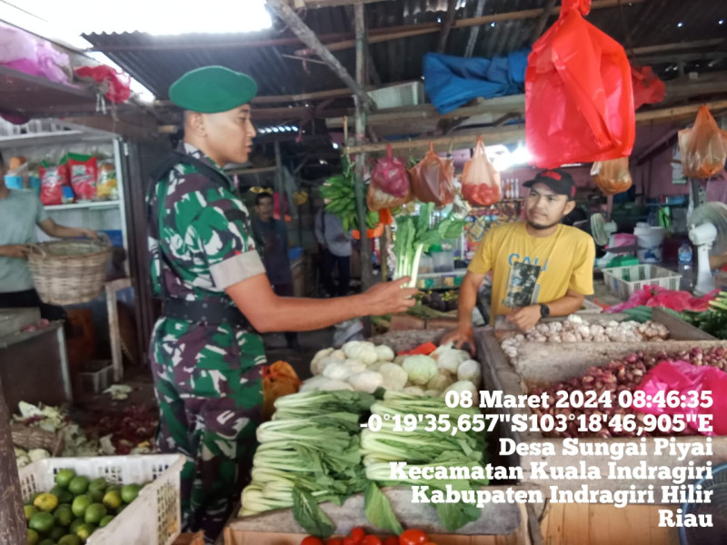 Babinsa Koramil 04/Kuindra Turus Ke Pasar Untuk Lakukan Pengecekan Harga Sembako