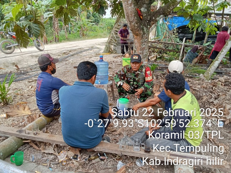 Babinsa Koramil 03/Tpl Manfaatkan Waktu Istirahat Gotong Royong Untuk Komsos Dengan Masyarakat