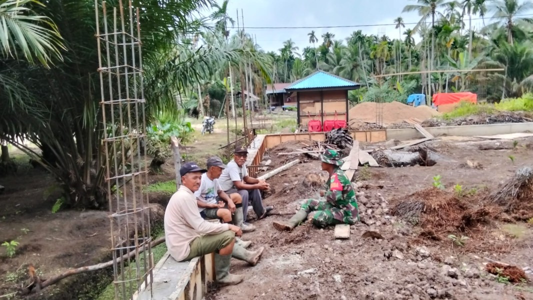 Serda Suirwansah Pacu Semangat Pekerja Bangunan Koperasi Merah Putih Didesa Binaan