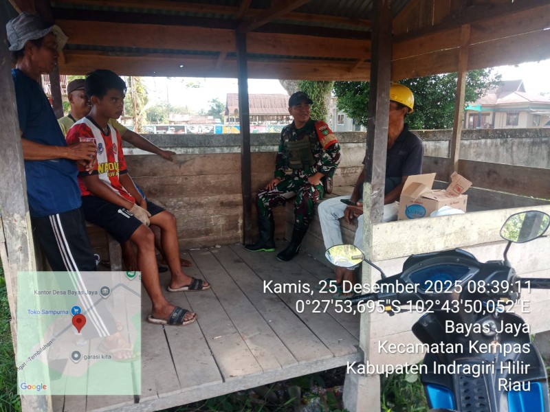 POS KAMLING SEBAGAI TEMPAT 'NGOBROL SIANG' – BABINSA SERDA RIKO AJAK WARGA BERSAMA TOMAS DAN TODA